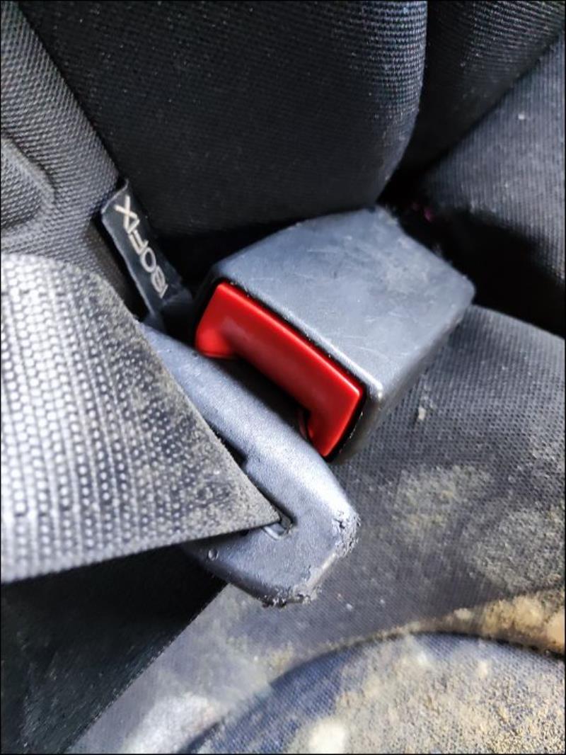Attache ceinture arriere droit