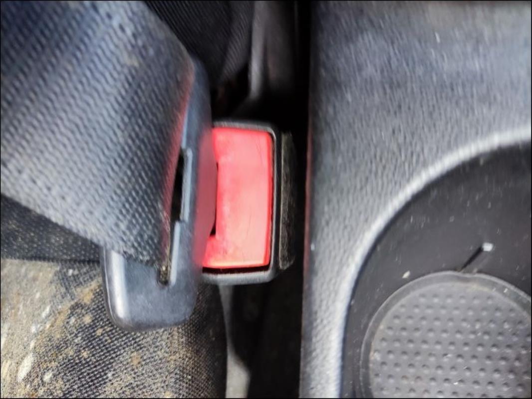 Attache ceinture avant droit