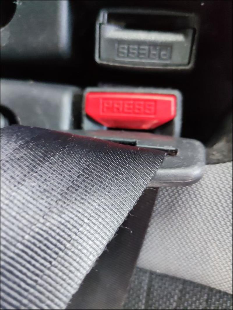 Attache ceinture arriere droit