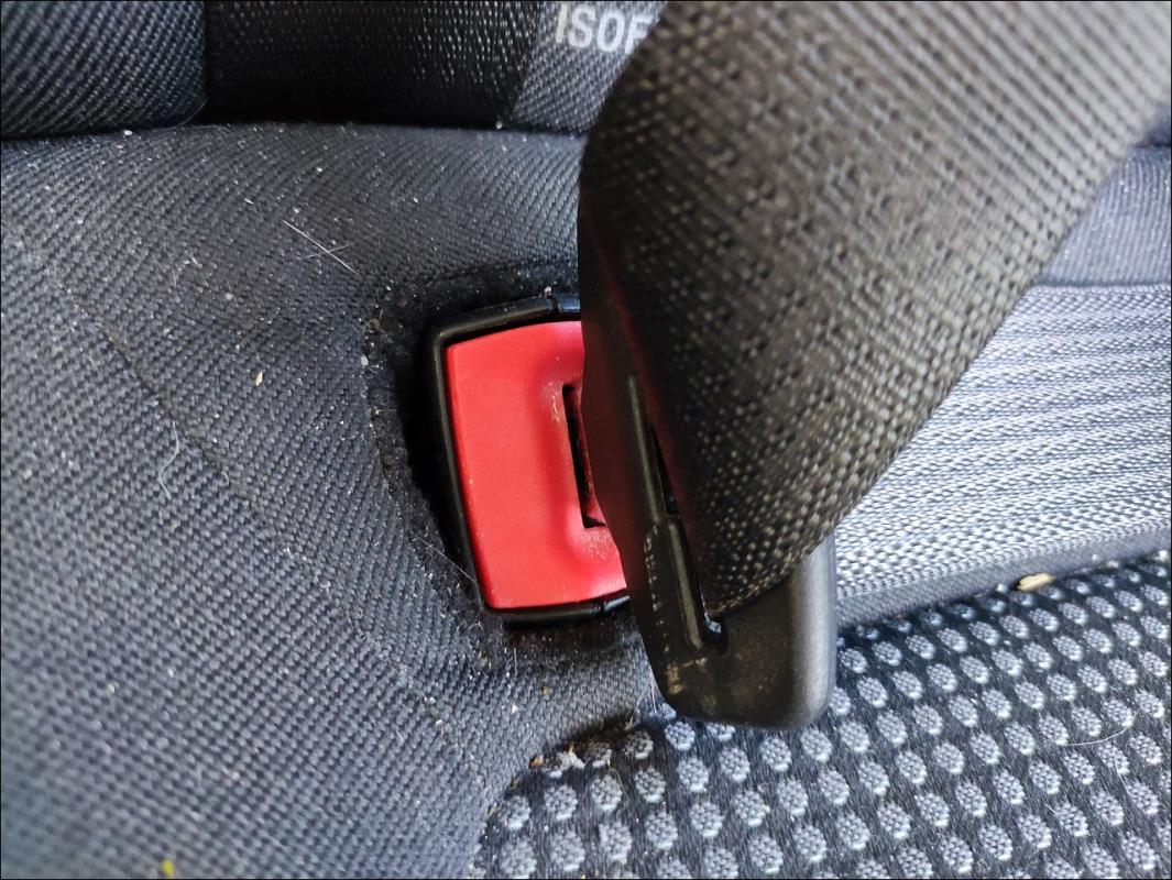 Attache ceinture arriere gauche