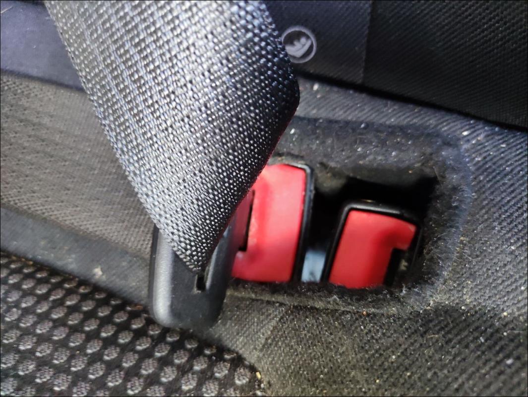 Attache ceinture arriere droit