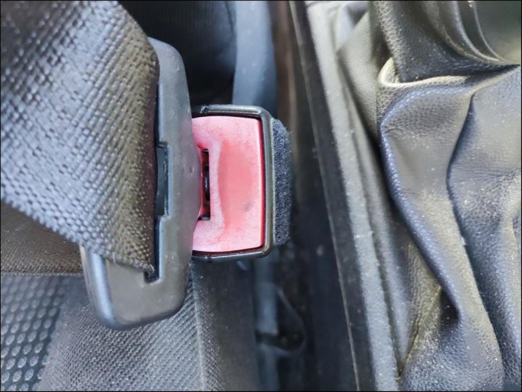 Attache ceinture avant droit