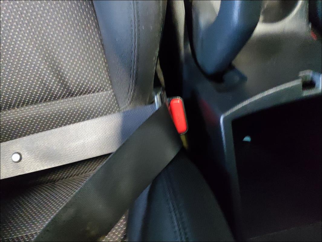 Attache ceinture avant gauche