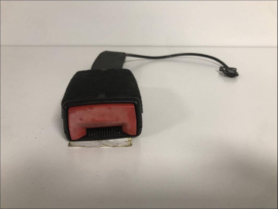 Attache ceinture avant droit