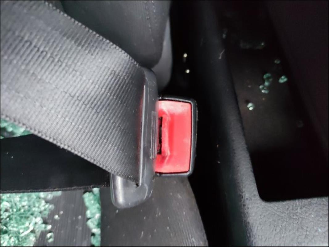 Attache ceinture avant droit