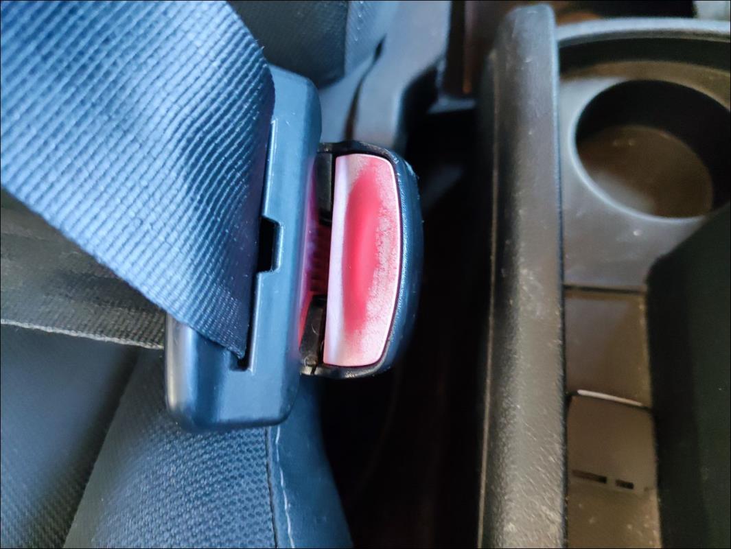 Attache ceinture avant droit
