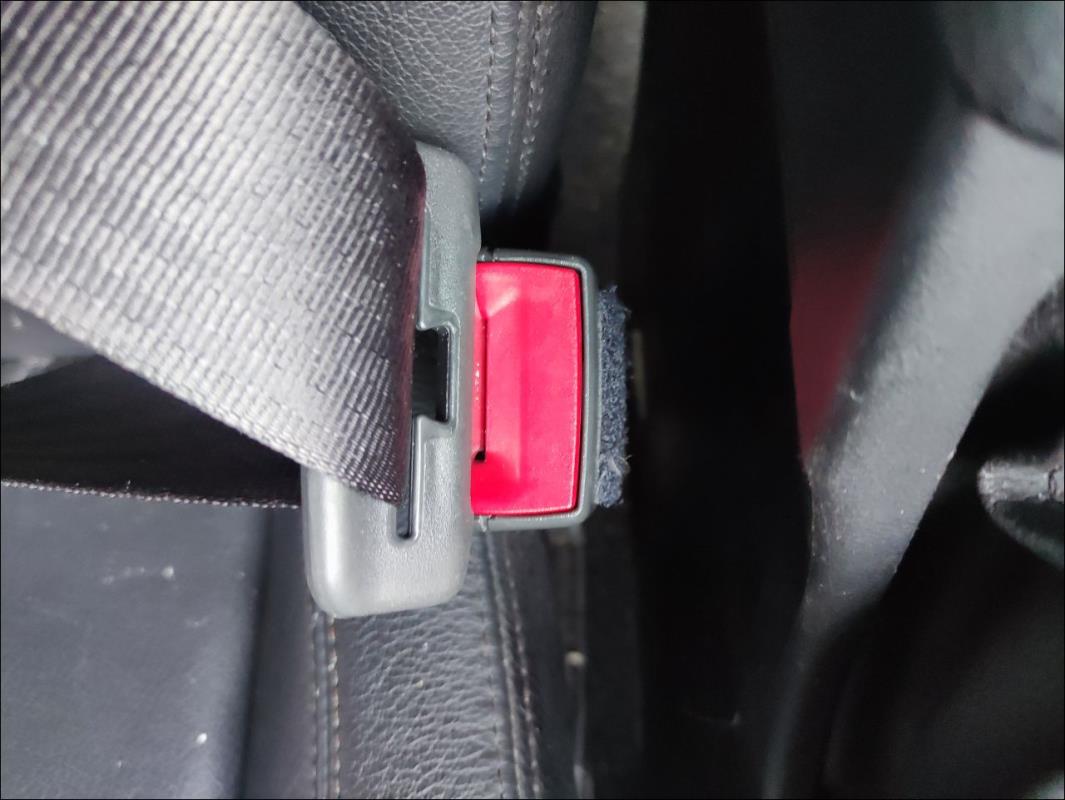 Attache ceinture avant droit