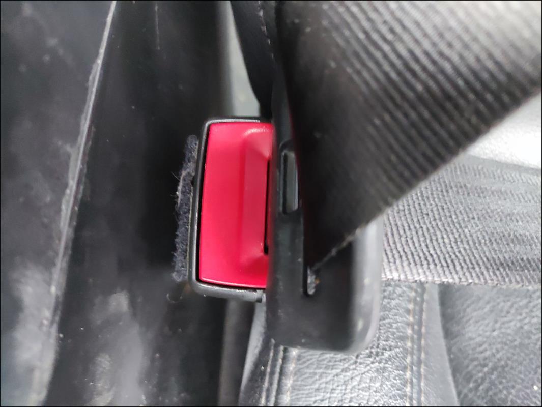 Attache ceinture avant gauche