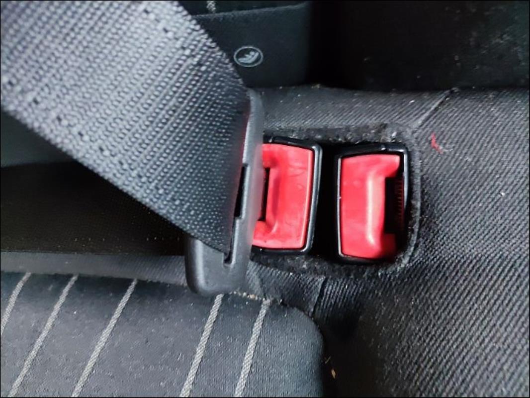 Attache ceinture arriere droit