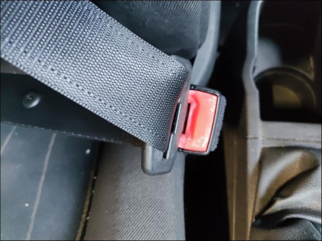 Attache ceinture avant droit