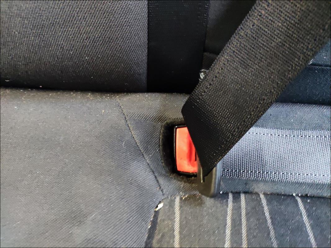 Attache ceinture arriere gauche