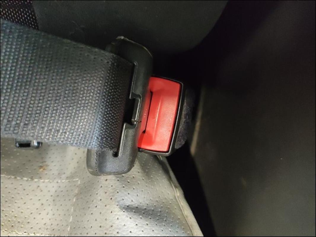 Attache ceinture avant droit