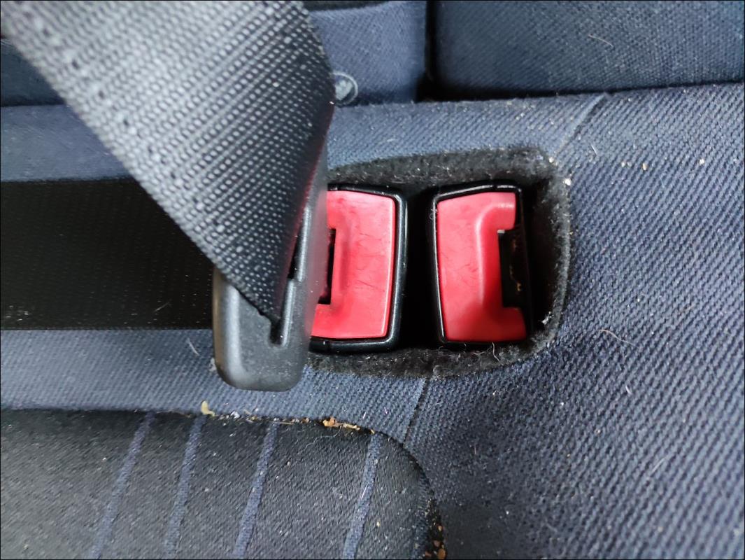 Attache ceinture arriere droit