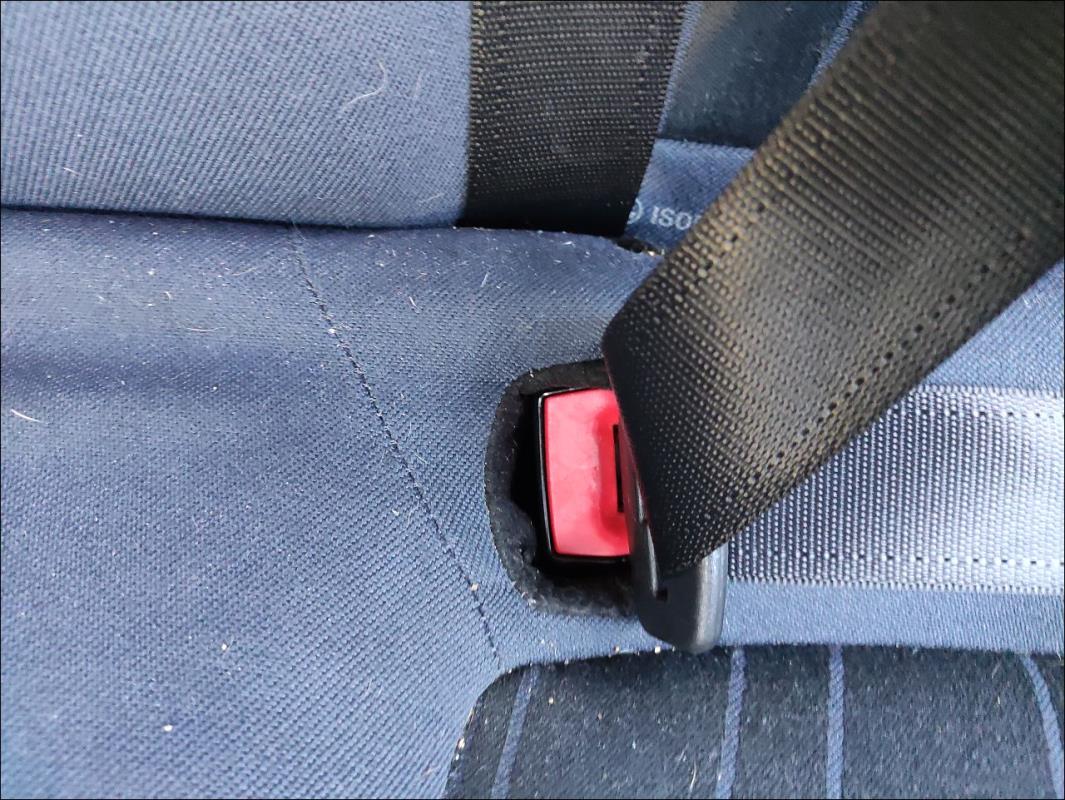 Attache ceinture arriere gauche