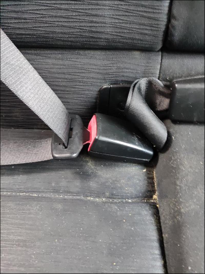 Attache ceinture arriere droit