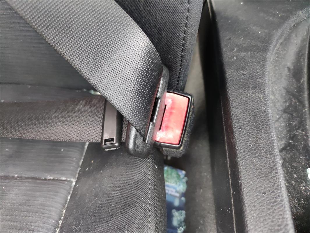 Attache ceinture avant droit