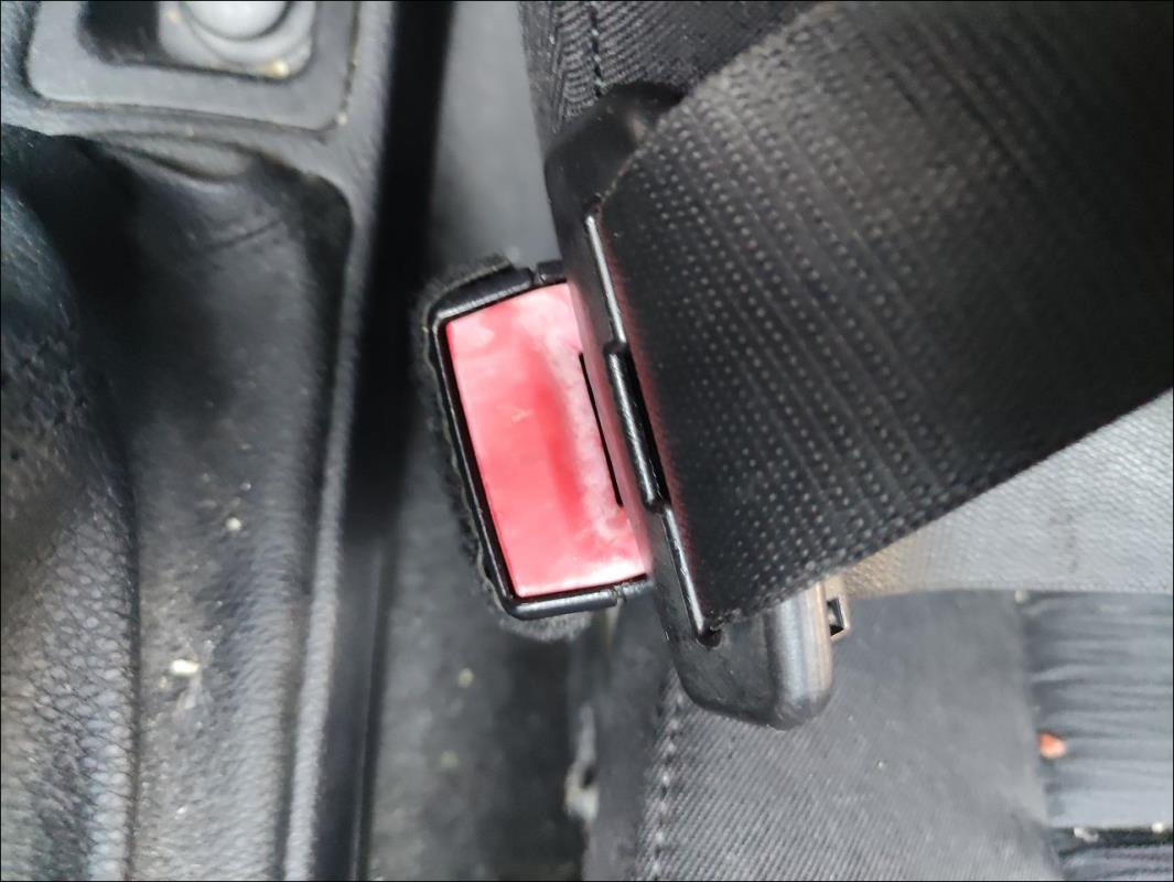 Attache ceinture avant gauche