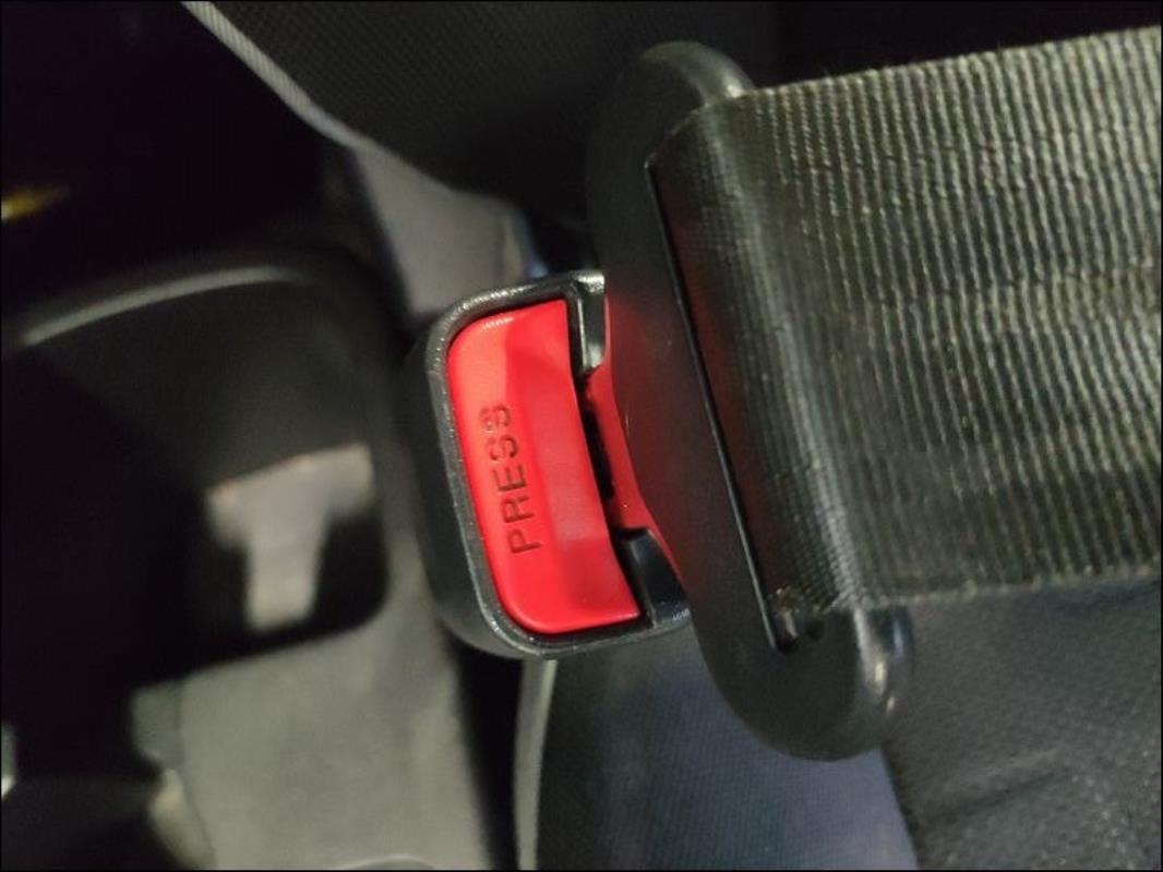 Attache ceinture avant gauche