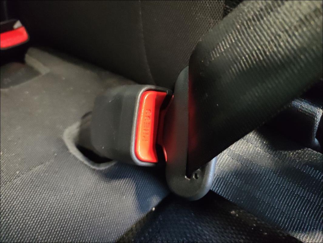 Attache ceinture arriere gauche