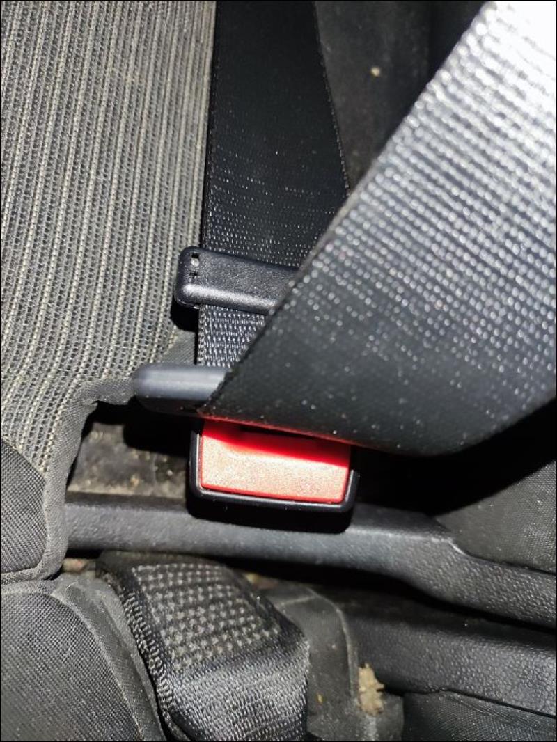 Attache ceinture arriere droit
