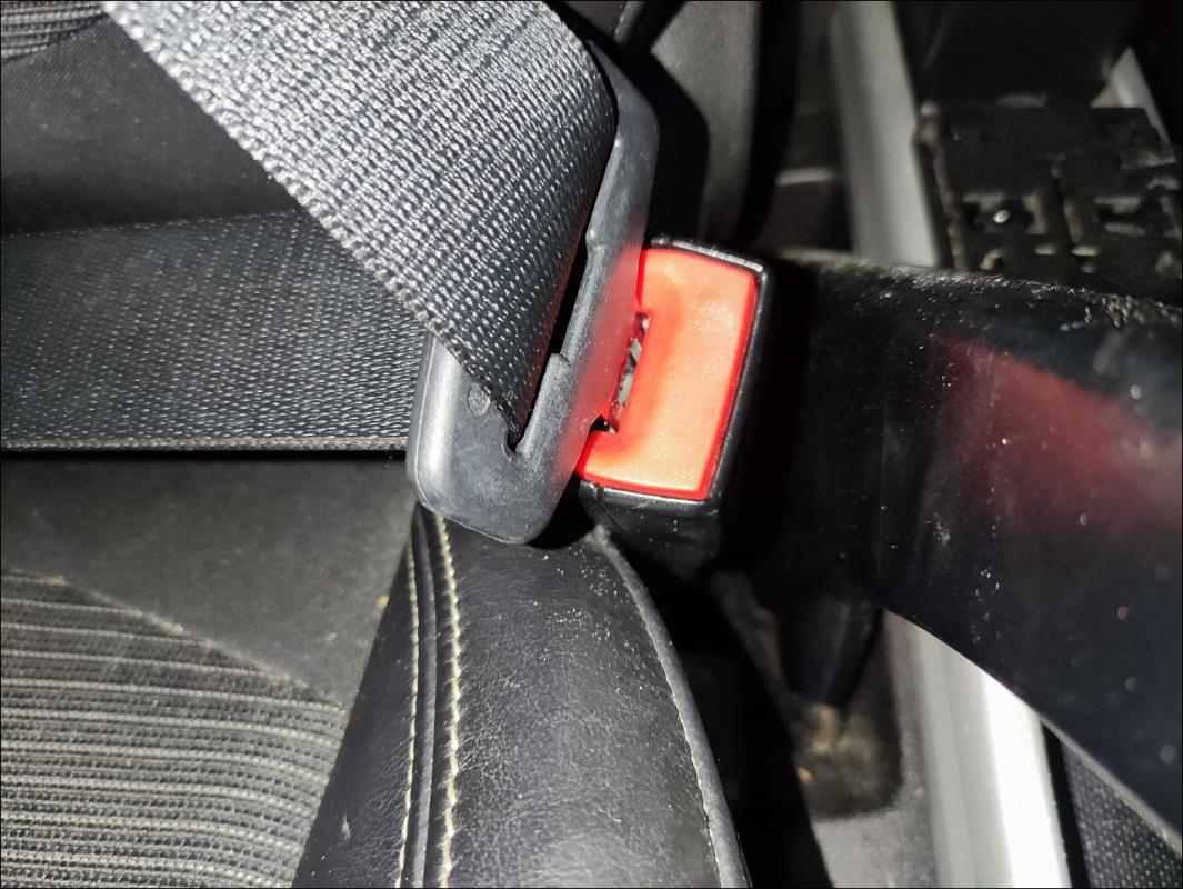 Attache ceinture avant droit