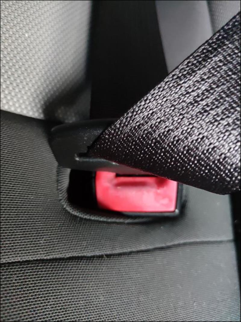 Attache ceinture arriere droit