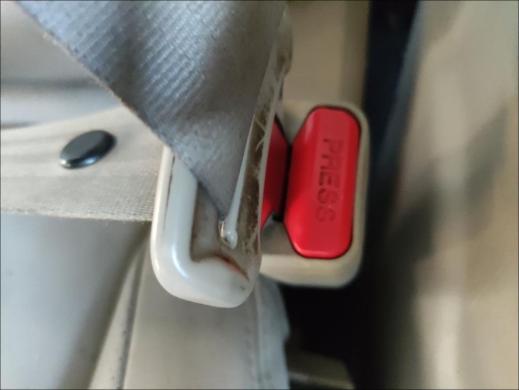 Attache ceinture avant droit