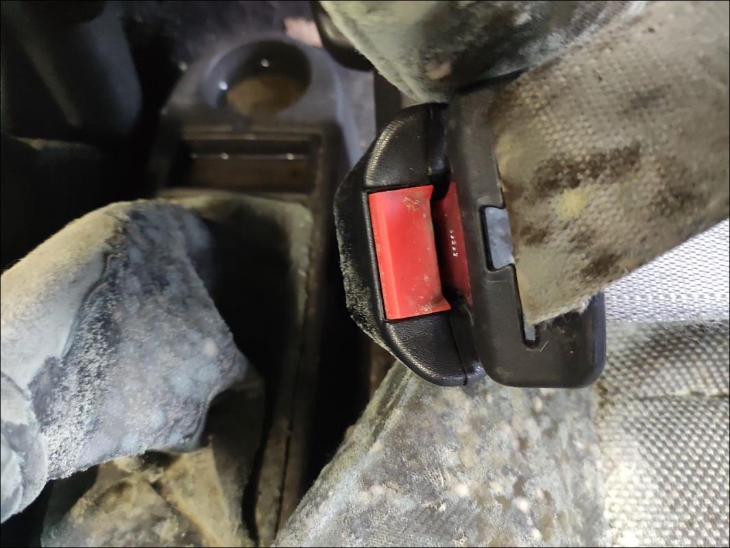 Attache ceinture avant gauche