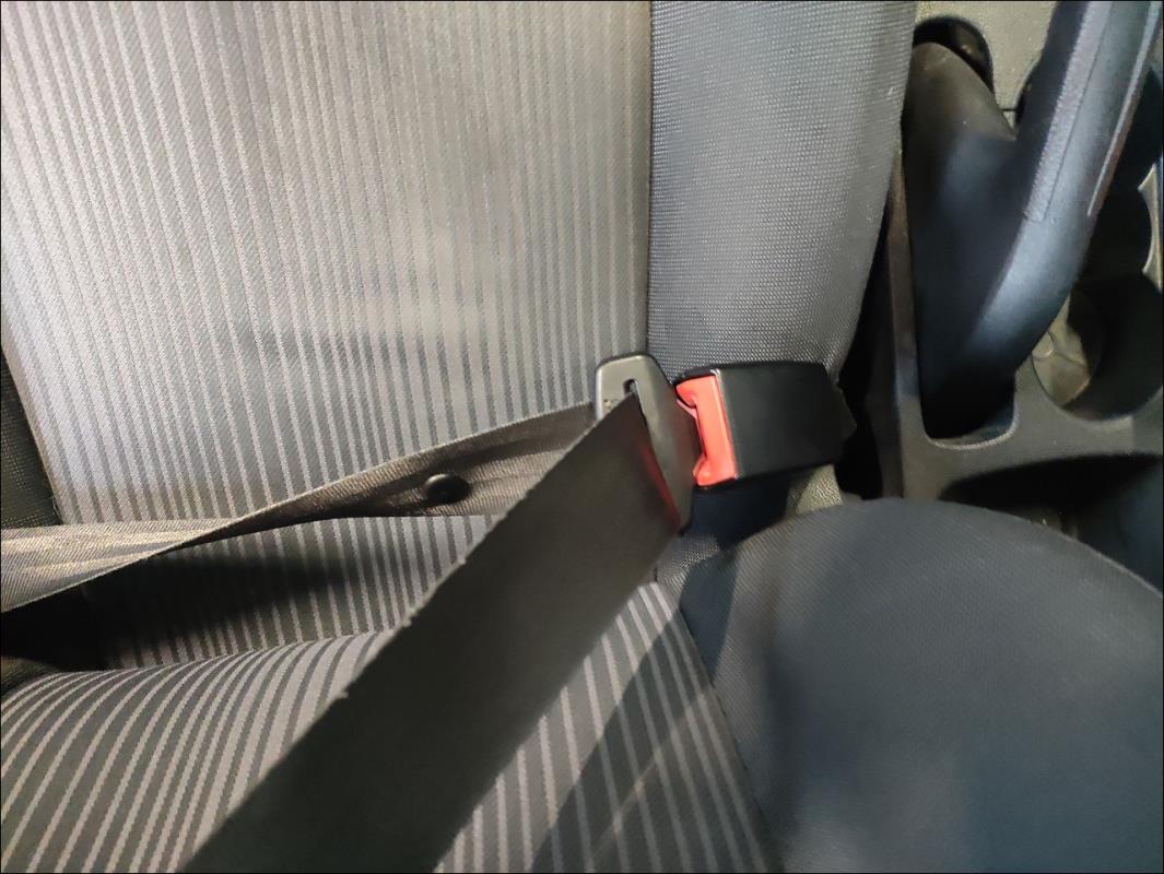 Attache ceinture avant gauche