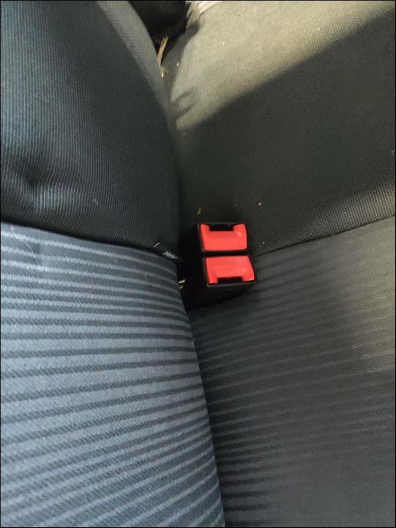 Attache ceinture arriere droit