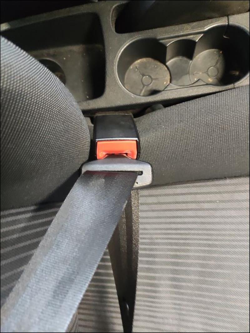 Attache ceinture avant droit