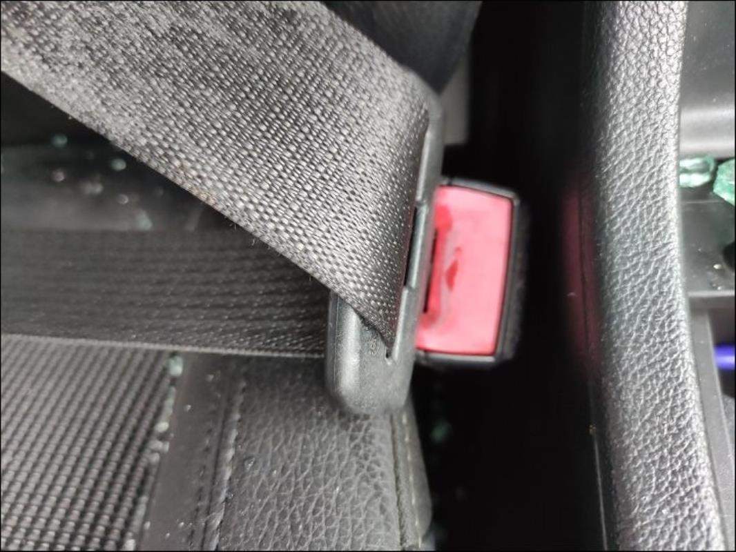 Attache ceinture avant droit