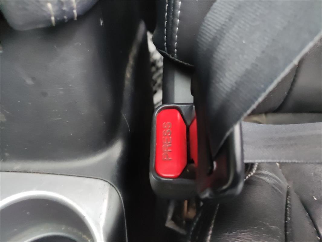 Attache ceinture avant gauche
