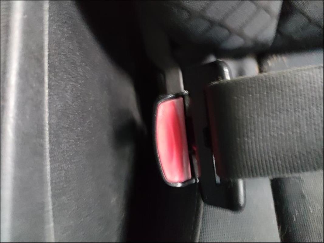 Attache ceinture avant gauche