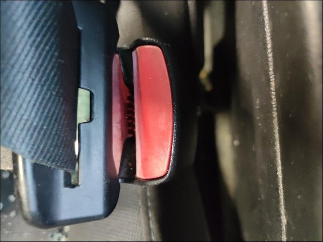 Attache ceinture avant droit