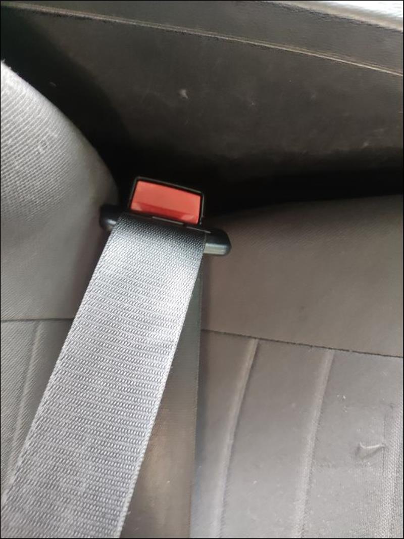 Attache ceinture avant droit