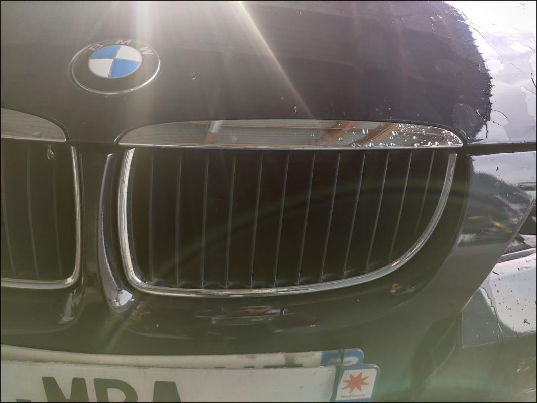 Grille de calandre gauche