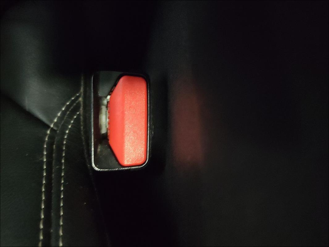 Attache ceinture avant droit