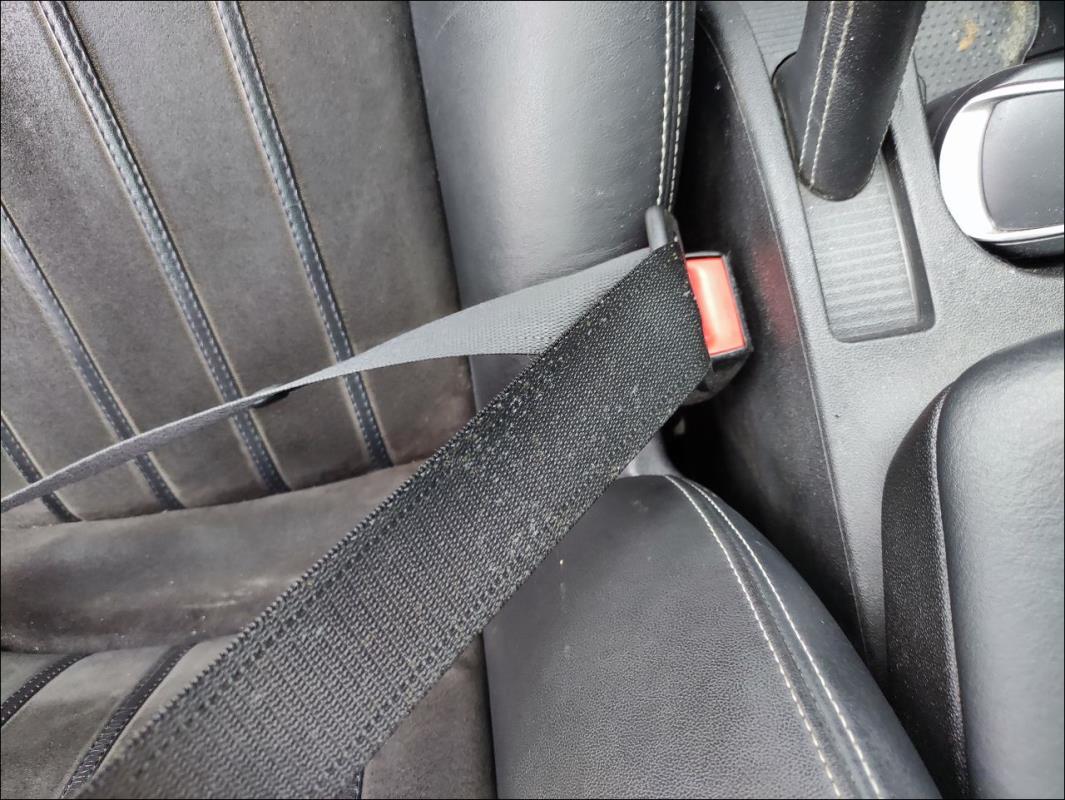 Attache ceinture avant gauche