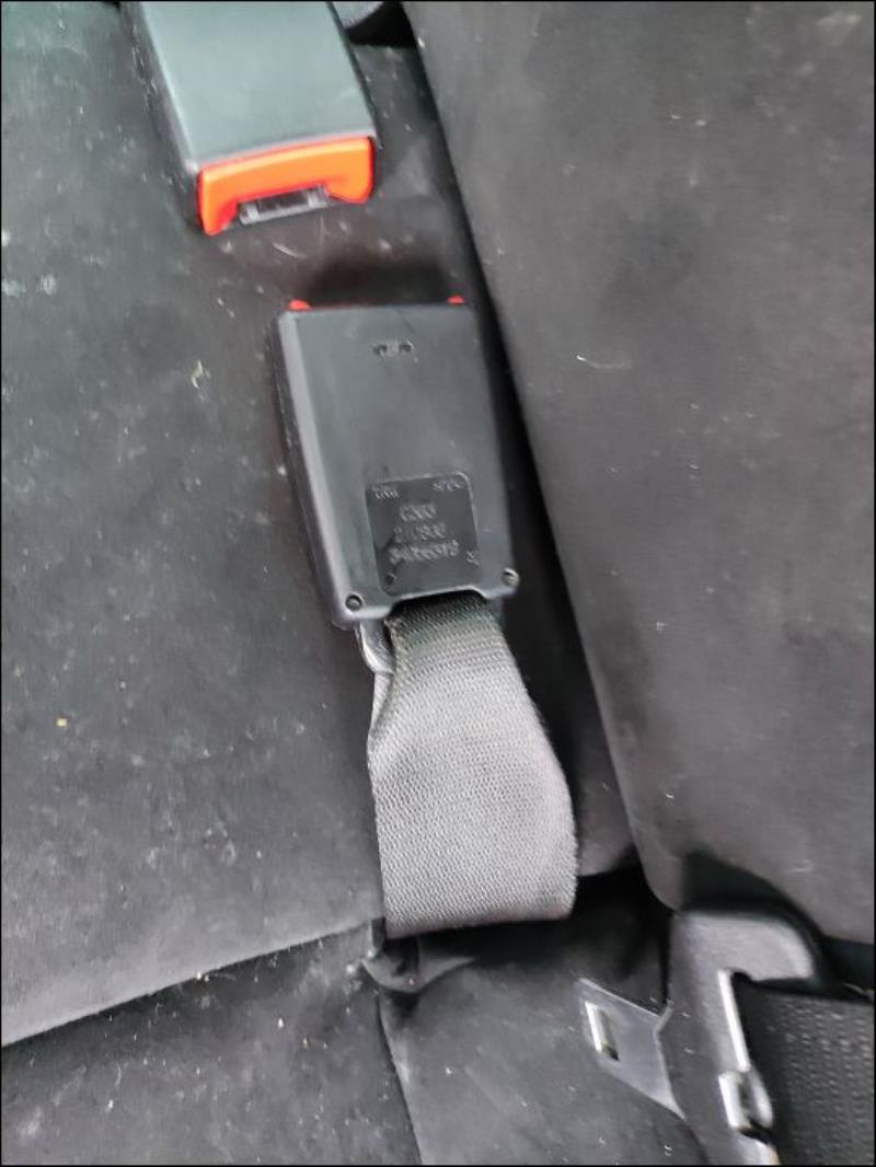 Attache ceinture arriere gauche