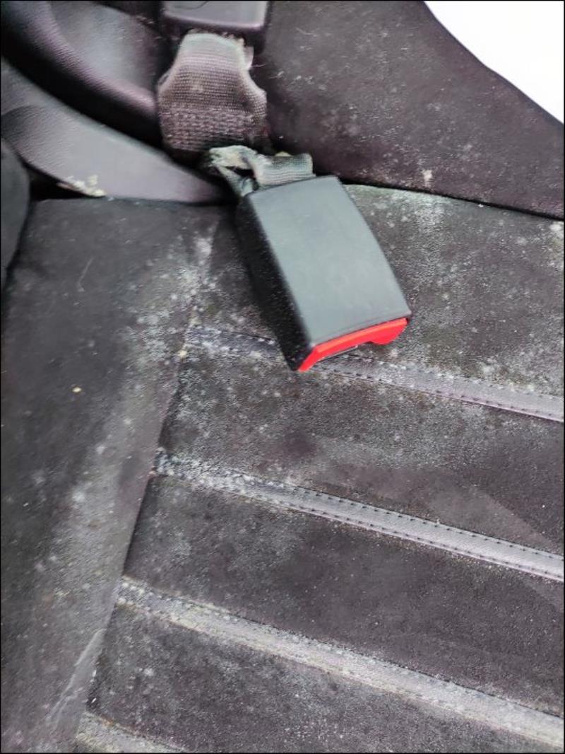 Attache ceinture arriere droit