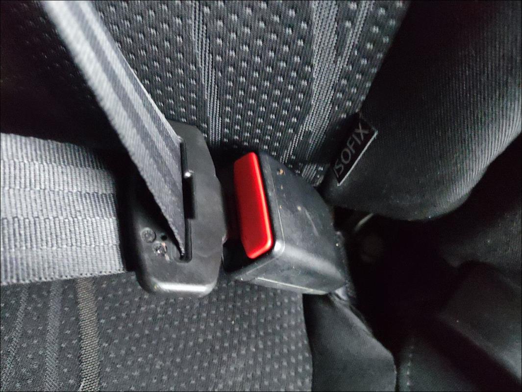 Attache ceinture arriere droit