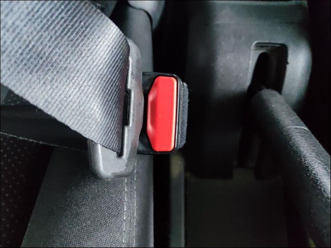 Attache ceinture avant droit