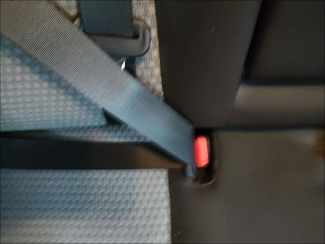 Attache ceinture arriere droit