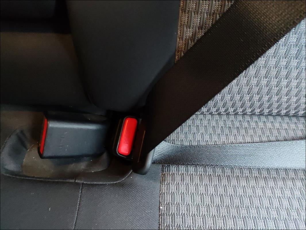 Attache ceinture arriere gauche