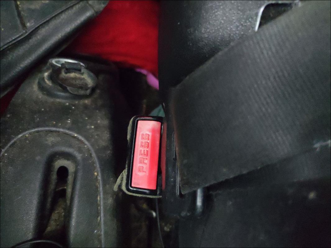 Attache ceinture avant gauche