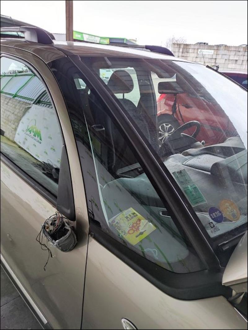 Custode avant droit