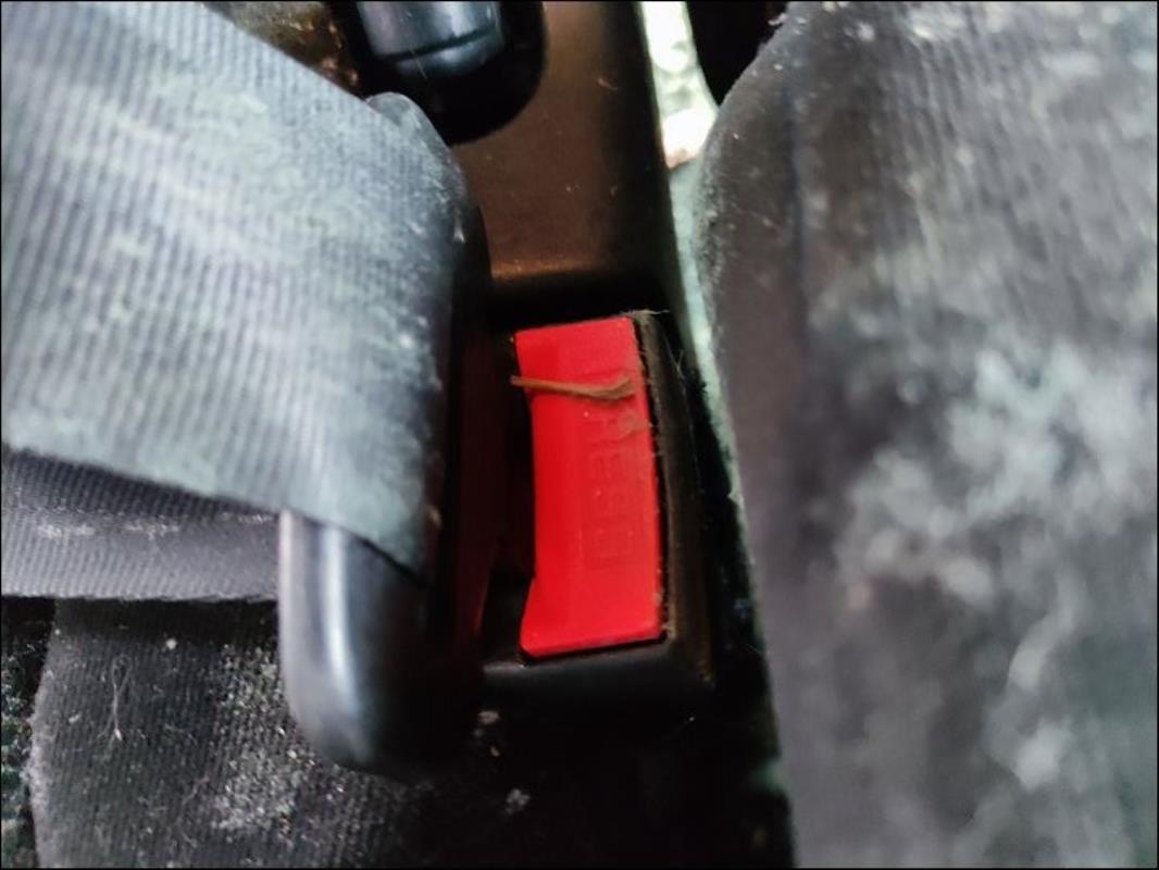 Attache ceinture arriere droit
