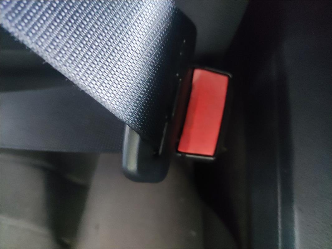 Attache ceinture avant droit