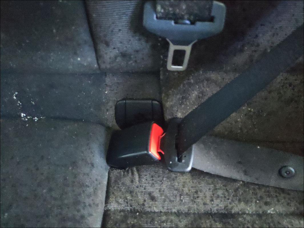 Attache ceinture arriere gauche